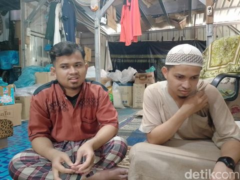 Fikri Wahyudi Maulana (kiri) dan Abdurrahman Tsani (kanan) Mahasiswa Sudan asal Batam saat mengisahkan pengalaman keduanya saat terjebak konflik. (Alamudin).