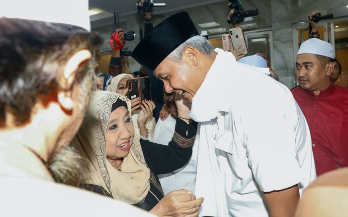 Ganjar Pranowo Dapat Hadiah Sorban Putih