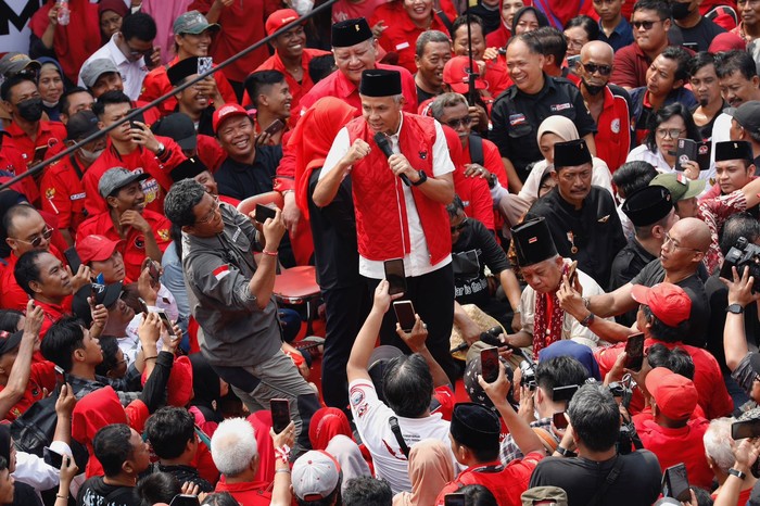 Ganjar Pranowo di Tengah Kerumunan Masa