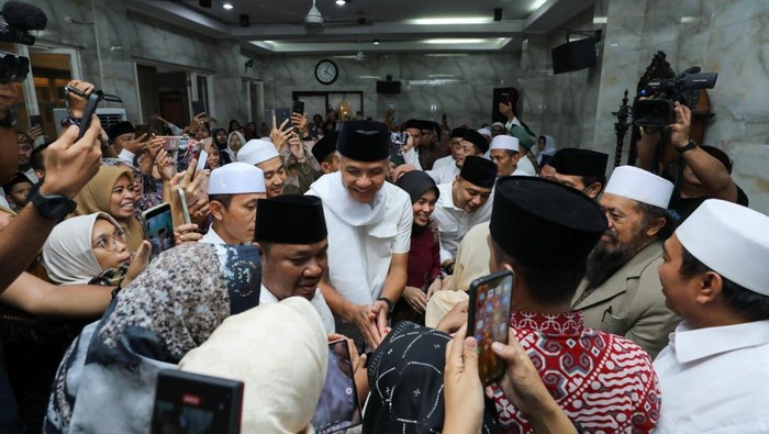 Ganjar Pranowo saat datang ke Ponpes An Nuriyah Surabaya