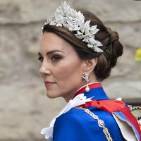 Untuk penobatan Raja Charles III, Kate Middleton tampil dengan pernyataan gaya tersendiri. Alih-alih menggunakan mahkota mewah dari koleksi keluarga kerajaan, istri Pangeran William ini justru memilih tiara sederhana bentuk dedaunan rancangan desainer lokal di peristiwa bersejarah tersebut. (Foto: Mark Cuthbert/UK Press via Getty Images)