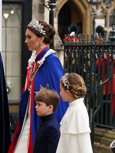Gaya Kate Middleton di Penobatan Raja Charles III LONDON, ENGLAND - MAY 06: Catherine, Princess of Wales and Prince William, Prince of Wales with Princess Charlotte and Prince Louis arrive at the Coronation of King Charles III and Queen Camilla on May 6, 2023 in London, England. The Coronation of Charles III and his wife, Camilla, as King and Queen of the United Kingdom of Great Britain and Northern Ireland, and the other Commonwealth realms takes place at Westminster Abbey today. Charles acceded to the throne on 8 September 2022, upon the death of his mother, Elizabeth II. (Photo by Andrew Milligan - WPA Pool/Getty Images)