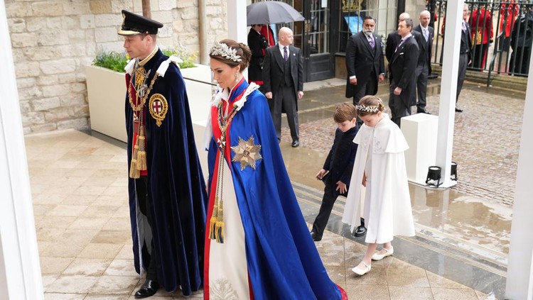LONDON, ENGLAND - MAY 06: Prince William, Prince of Wales and Catherine, Princess of Wales with Prince Louis and Princess Charlotte arrive ahead of the Coronation of King Charles III and Queen Camilla on May 6, 2023 in London, England. The Coronation of Charles III and his wife, Camilla, as King and Queen of the United Kingdom of Great Britain and Northern Ireland, and the other Commonwealth realms takes place at Westminster Abbey today. Charles acceded to the throne on 8 September 2022, upon the death of his mother, Elizabeth II. (Photo by Dan Charity - WPA Pool/Getty Images)
