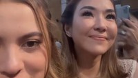 Marsha Aruan mengabadikan Gisel yang kembali terharu pada momen sakral itu. Foto: Instagram