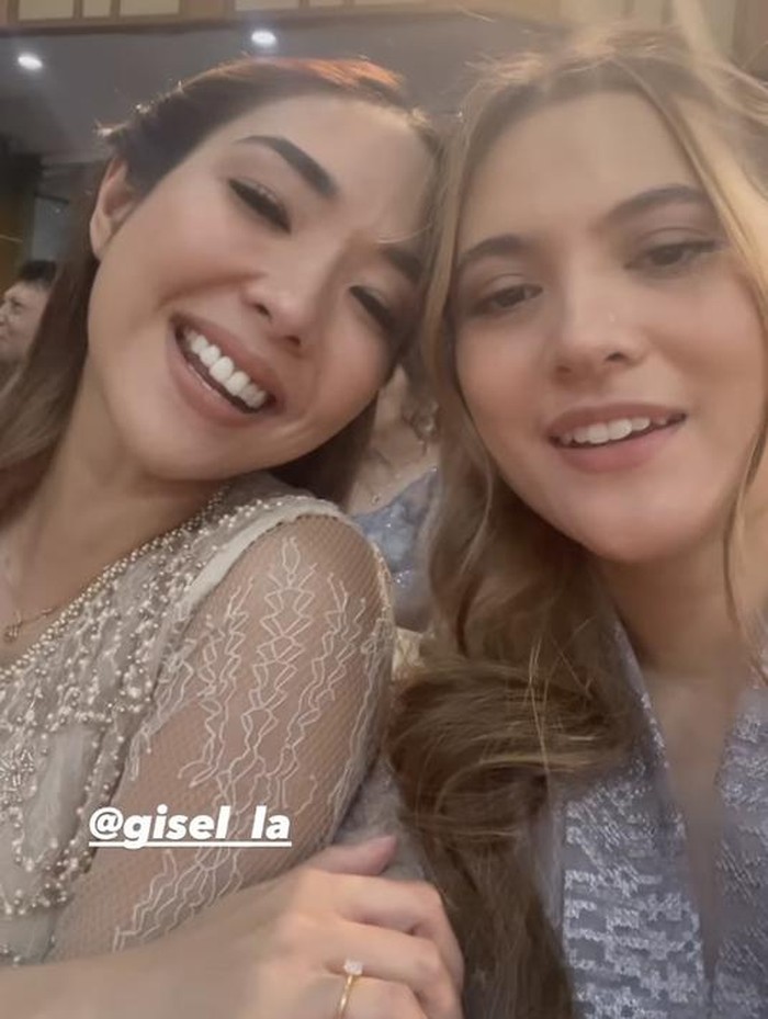 Gisel Gisel saat menghadiri pernikahan Jessica Mila dan Yakup Hasibuan.