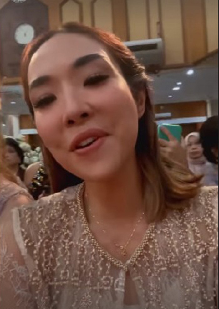 Gisel Gisel saat menghadiri pernikahan Jessica Mila dan Yakup Hasibuan.