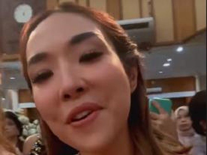 Gisel saat menghadiri pernikahan Jessica Mila dan Yakup Hasibuan.