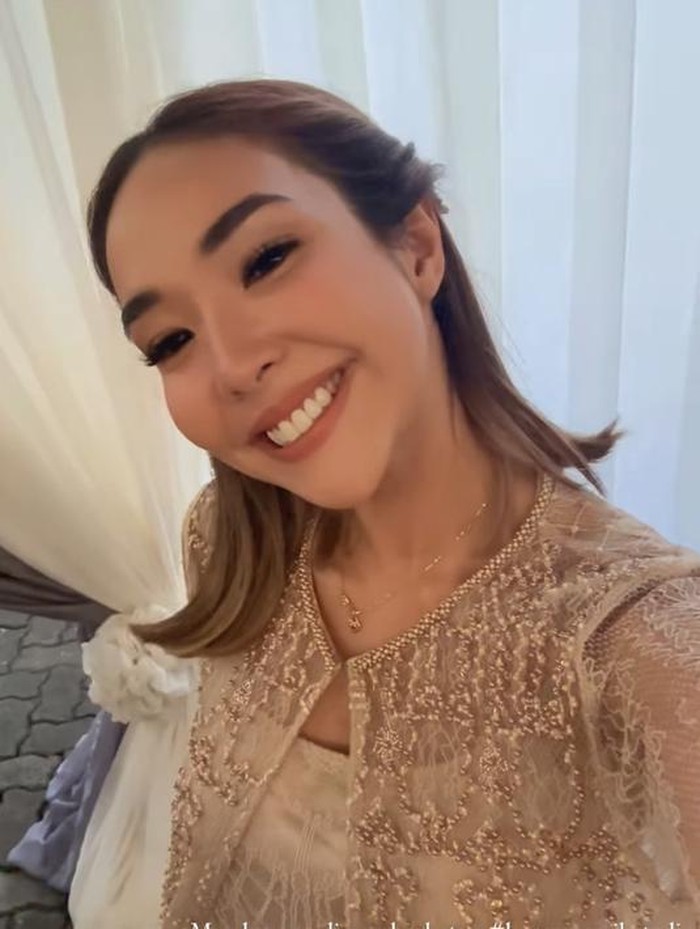Gisel saat menghadiri pernikahan Jessica Mila dan Yakup Hasibuan.