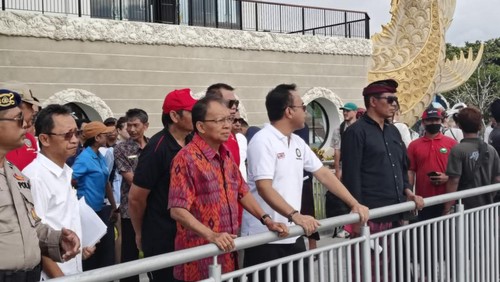 Gubernur Bali Wayan Koster bersama dengan Walikota Denpasar, I Gusti Ngurah Jaya Negara ketika melakukan peninjauan di Pelabuhan Sanur, Denpasar pada Sabtu (6/5/2023). (Ni Made Lastri Karsiani Putri-detikBali)
