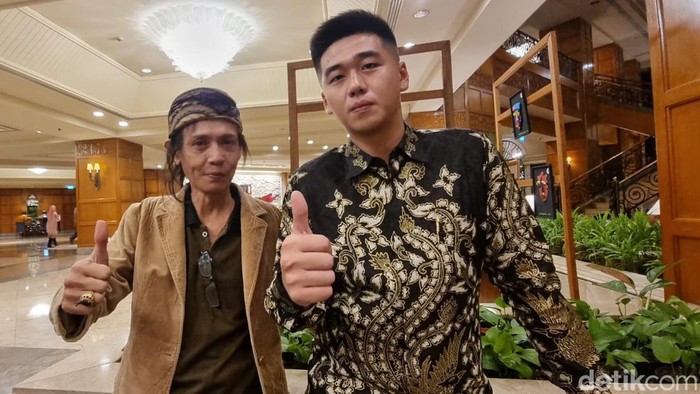 Hendrik dan Billy yang menciptakan lagu terinspirasi hobi bernyanyi Ibu Ida Dayak.