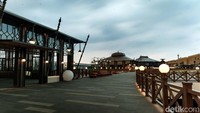 Destinasi hiburan dan kuliner terapung seluas 3,5 hektar ini terinspirasi dari Kota Batavia tempo dulu sebagai pusat perdagangan maritim Nusantara pada era kolonial Kerajaan Belanda yang dikenal dengan nama Queen of the East.