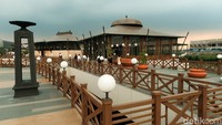 Berbagai fasilitas seperti butik belanja, kios-kios souvenir, kafe, restoran, toko retail yang dikurasi, mushola, pedestrian khusus pejalan kaki, hingga beragam kuliner lokal dan internasional dapat ditemukan disini untuk menunjang kenyamanan pengunjung.
