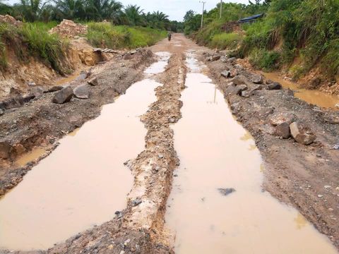 Jalan rusak di Muaro Jambi yang diprotes warga. (Foto: Istimewa)