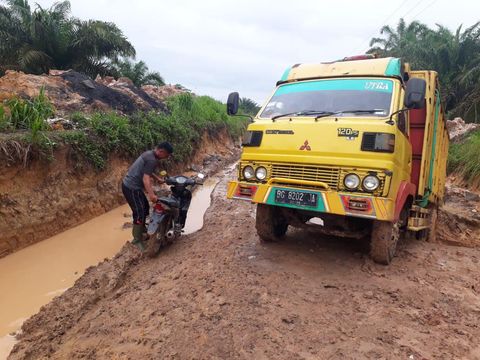 Jalan rusak parah di Kabupaten Muaro Jambi yang diprotes warga. (Foto: Istimewa)