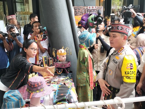 Kabaharkam Polri Komjen Pol Fadil belanja produk tenun Manggarai di Festival Budaya Gua Batu Cermin, Labuan Bajo Jumat (5/5/2023). (Ambrosius Ardin)