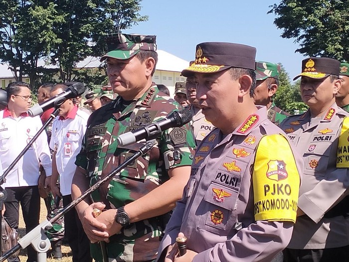 Kapolri Jenderal Listyo Sigit Prabowo bersama Panglima TNI Laksamana Yudo Margono memberi keterangan usai apel pasukan gabungan pengamanan KTT ASEAN  di Labuan Bajo, Sabtu (6/5/2023).
