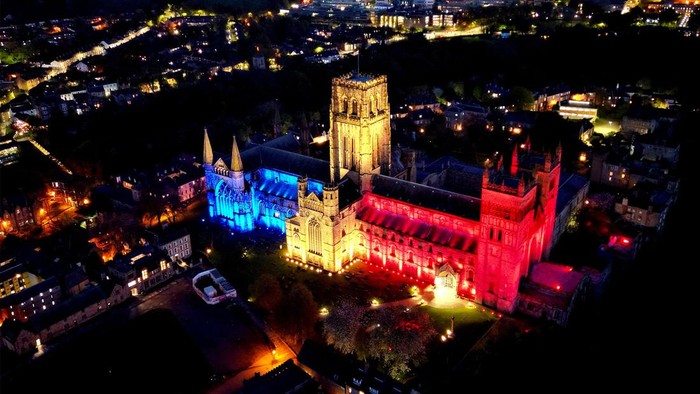 Katedral Durham Berbalut Cahaya Bendera Britania Raya Katedral Durham merupakan sebuah gereja di Durham, Inggris. Jelang penobatan Raja Charles, gereja itu dihiasi dengan cahaya berwarna bendera Britania Raya.