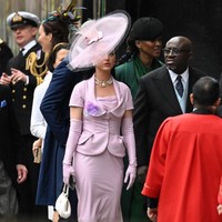 Katy Perry memilih setelan blouse dan rok pensil warna lilac dari koleksi Vivienne Westwood. Busananya dilengkapi korsase bunga yang juga berwarna lilac. Foto: Gareth Cattermole/Getty Images/Gareth Cattermole
