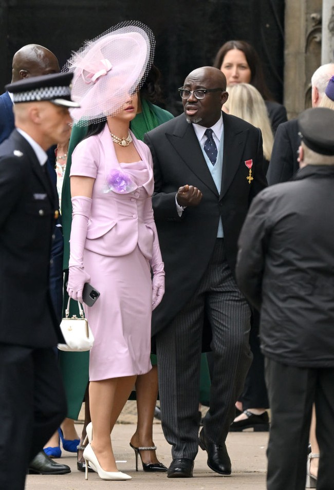 Katy Perry diundang untuk menghadiri Penobatan Raja Charles III di Westminster Abbey, London, Inggris. Penampilannya yang mengenakan busana warna cerah tampak mencolok di antara tamu lainnya yang memilih pakaian warna gelap. Foto: Gareth Cattermole/Getty Images/Gareth Cattermole