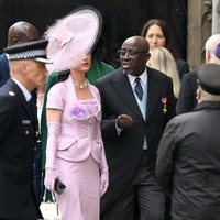 Katy Perry diundang untuk menghadiri Penobatan Raja Charles III di Westminster Abbey, London, Inggris. Penampilannya yang mengenakan busana warna cerah tampak mencolok di antara tamu lainnya yang memilih pakaian warna gelap. Foto: Gareth Cattermole/Getty Images/Gareth Cattermole