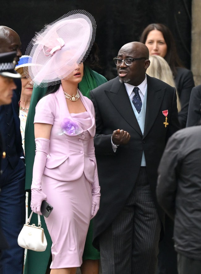 Kalung mutiara, clutch dan sepatu putih melengkapi penampilannya siang itu. Dia terlihat datang bersama Edward Enninful, editor in chief Vogue Inggris. Foto: Gareth Cattermole/Getty Images/Gareth Cattermole