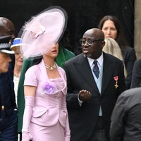 Kalung mutiara, clutch dan sepatu putih melengkapi penampilannya siang itu. Dia terlihat datang bersama Edward Enninful, editor in chief Vogue Inggris. Foto: Gareth Cattermole/Getty Images/Gareth Cattermole