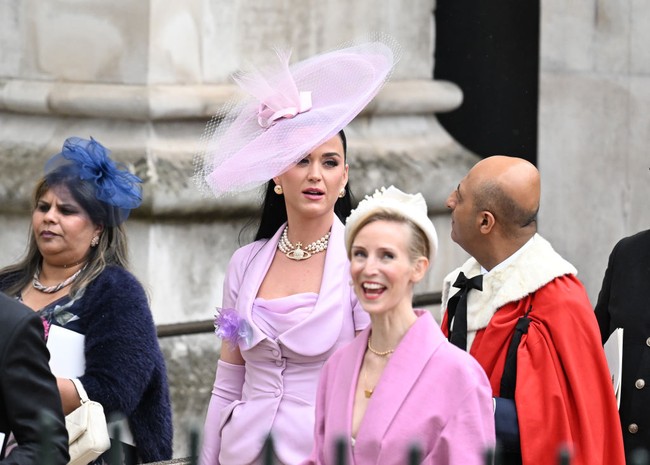 Kekasih Orlando Bloom ini memakai fascinator, hiasan kepala berbentuk seperti topi, yang juga berwarna senada dengan pakaian. Foto: Gareth Cattermole/Getty Images/Gareth Cattermole