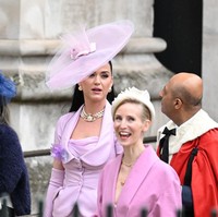 Kekasih Orlando Bloom ini memakai fascinator, hiasan kepala berbentuk seperti topi, yang juga berwarna senada dengan pakaian. Foto: Gareth Cattermole/Getty Images/Gareth Cattermole