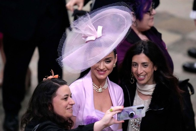 “Pada dasarnya Katy Perry dan topi besarnya di #Coronation sedang mencari tempat duduknya,” komentar netizen lain. Foto: Gareth Cattermole/Getty Images/Gareth Cattermole