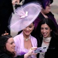 “Pada dasarnya Katy Perry dan topi besarnya di #Coronation sedang mencari tempat duduknya,” komentar netizen lain. Foto: Gareth Cattermole/Getty Images/Gareth Cattermole