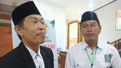 Ketua Lembaga Pemenangan Pemilu (LPP) DPW PKB Bali Abdul Halim didampingi Ketua Panitia Pelaksana Deklarasi dan Pelantikan DPW Berani Bali, Suseno.