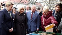 King Charles III selalu mengajak Ratu Camila dalam setiap agendanya. Salah satunya blusukan ke pasar saat diundang oleh pemerintah Jerman datang berkunjung. Foto: Instagram/theroyalfamily