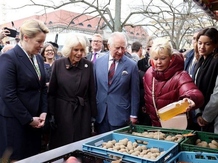 Raja Charles III Ajak Ratu Camila Blusukan ke Pasar hingga Dapur Darurat