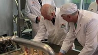 Di Jerman, King Charles III juga sempat mengunjungi beberapa pabrik. Ia melihat sendiri proses pembuatan makanan kemasan di Jerman yang dijaga kualitasnya. Foto: Instagram/theroyalfamily