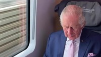 Saat menempuh perjalanan Inggris-Jerman, King Charles III tetap melakukan pekerjaannya. Sambil membaca beberapa dokumen ia ditemani minuman hangat. Foto: Instagram/theroyalfamily