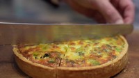 Pada hari penobatan ini, hidangan spesial disiapkan kerajaan Buckingham untuk makan bersama tamu undangan. Quiche dengan isian yang lembut menjadi menu utama yang dihidangkan. Foto: Instagram/theroyalfamily