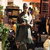 Torang Sitorus menggelar peragaan bertajuk Heritage of The East- form Toba for Powerful Indonesia di Alun-alun Grand Indonesia. Foto: Mohammad Abduh/detikcom.