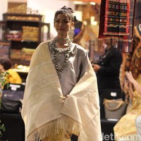 Torang Sitorus menggelar peragaan bertajuk Heritage of The East- form Toba for Powerful Indonesia di Alun-alun Grand Indonesia. Foto: Mohammad Abduh/detikcom.