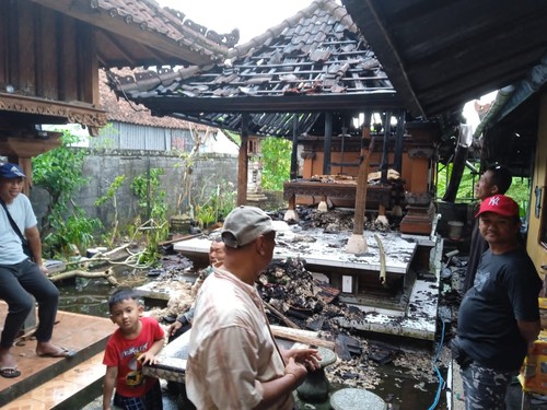 Kondisi bale mundak milik I Made Sumantra, warga Banjar Samsaman Kelod, Desa Kukuh, Kecamatan Kerambitan, Tabanan, seusai kebakaran pada Sabtu (6/6/2023). (istimewa)