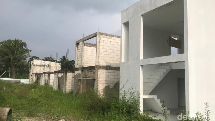 Kondisi perumahan dibangun di atas Tanah Kas Desa (TKD) di wilayah Candibinangun, Pakem, Sleman, Jumat (5/5/2023).