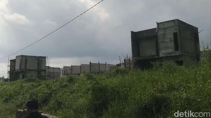 Kondisi perumahan dibangun di atas Tanah Kas Desa (TKD) di wilayah Candibinangun, Pakem, Sleman, Jumat (5/5/2023).