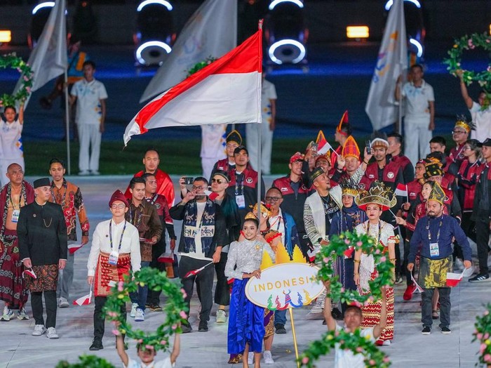 Kontingen Indonesia menggunakan pakaian adat saat pembukaan SEA Games Kamboja 2023, salah satu pakaian adat Sumsel. (Istimewa)