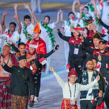 Kontingen Indonesia menggunakan pakaian adat saat pembukaan SEA Games Kamboja 2023, salah satu pakaian adat Sumsel. (Istimewa)