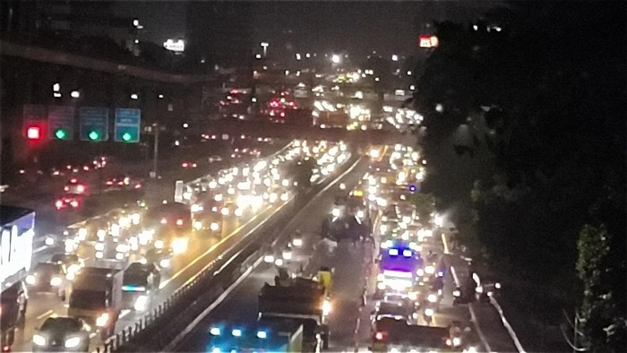 Lalin Pancoran arah Cawang macet parah malam ini