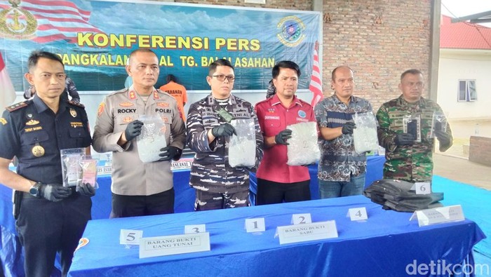 Lanal TBA mengamankan seorang pria pembawa 6 Kg sabu dari Malaysia. (Perdana Ramadhan / detikSumut)