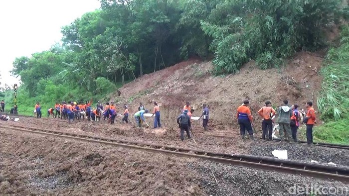 Longsor di jalur kereta api titik KM 111+000 s/d 111+400, wilayah Cigaena-Sukatani, Purwakarta.