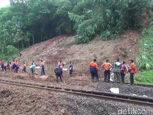 Jalur KA yang Sempat Tertutup Longsor di Purwakarta Kembali Bisa Dilalui