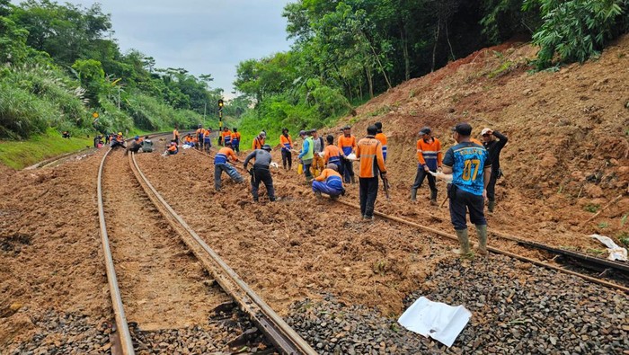 Longsor di Purwakarta berdampak pada jalur kereta api arah Jakarta menuju Bandung dan arah sebaliknya. Satu perjalanan kereta api lokal dibatalkan.