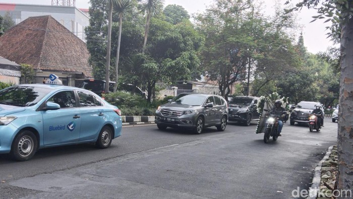 Lubang di dekat Pasar Simpang Dago sudah ditambal aspal.