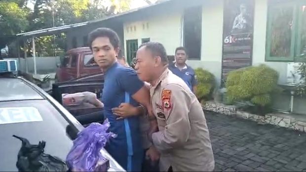 Mantan pemain PSM Makassar Achmad Hisyam Tolle ditangkap polisi usai menikam security rumah bernyanyi.